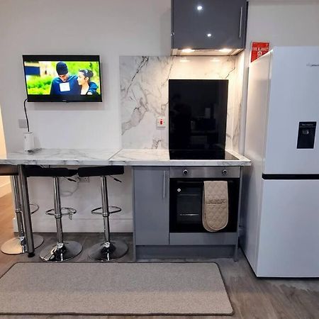 2 Bed Cosy Flat Close To Bus & Tube Station Londra Exterior foto
