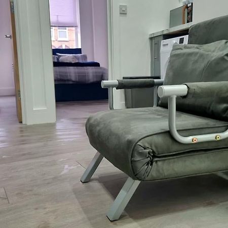 2 Bed Cosy Flat Close To Bus & Tube Station Londra Exterior foto