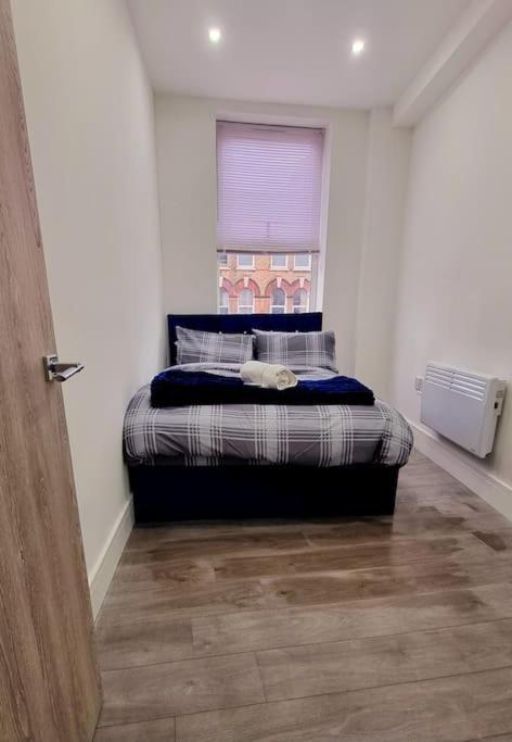 2 Bed Cosy Flat Close To Bus & Tube Station Londra Exterior foto