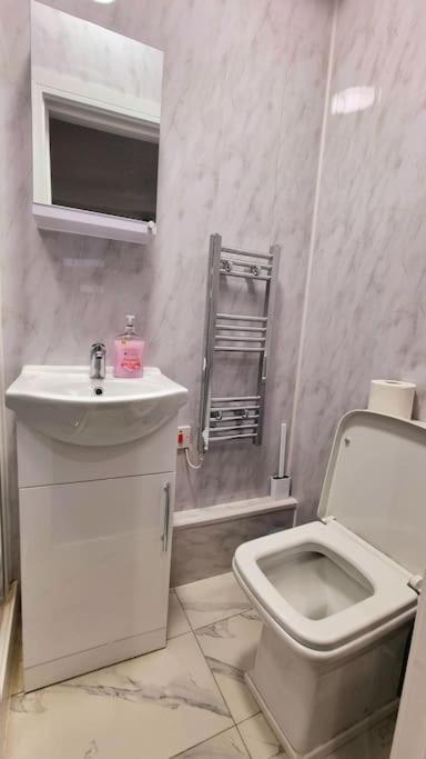2 Bed Cosy Flat Close To Bus & Tube Station Londra Exterior foto