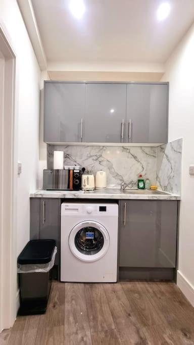 2 Bed Cosy Flat Close To Bus & Tube Station Londra Exterior foto