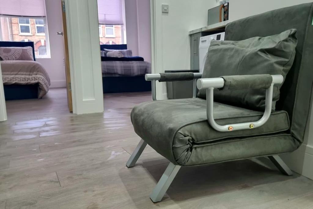 2 Bed Cosy Flat Close To Bus & Tube Station Londra Exterior foto