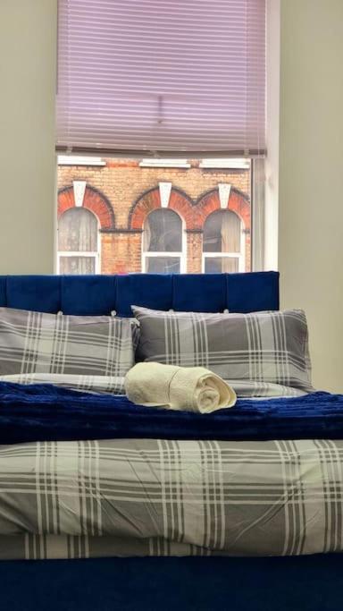 2 Bed Cosy Flat Close To Bus & Tube Station Londra Exterior foto