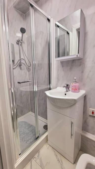 2 Bed Cosy Flat Close To Bus & Tube Station Londra Exterior foto