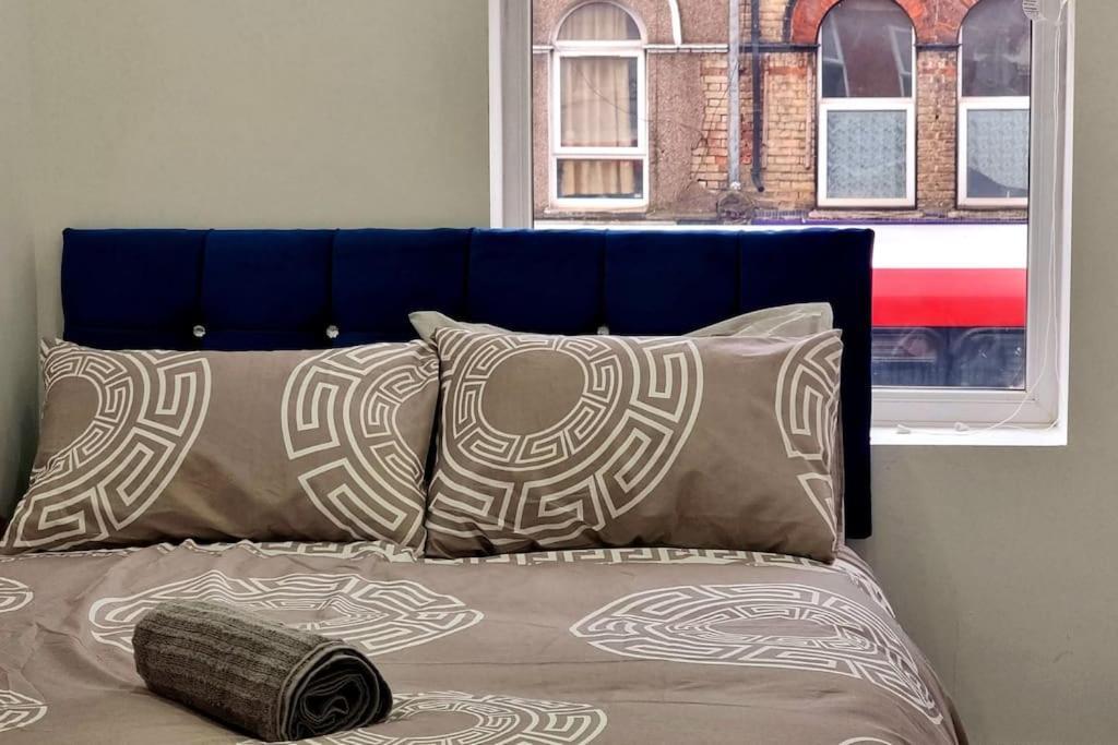 2 Bed Cosy Flat Close To Bus & Tube Station Londra Exterior foto