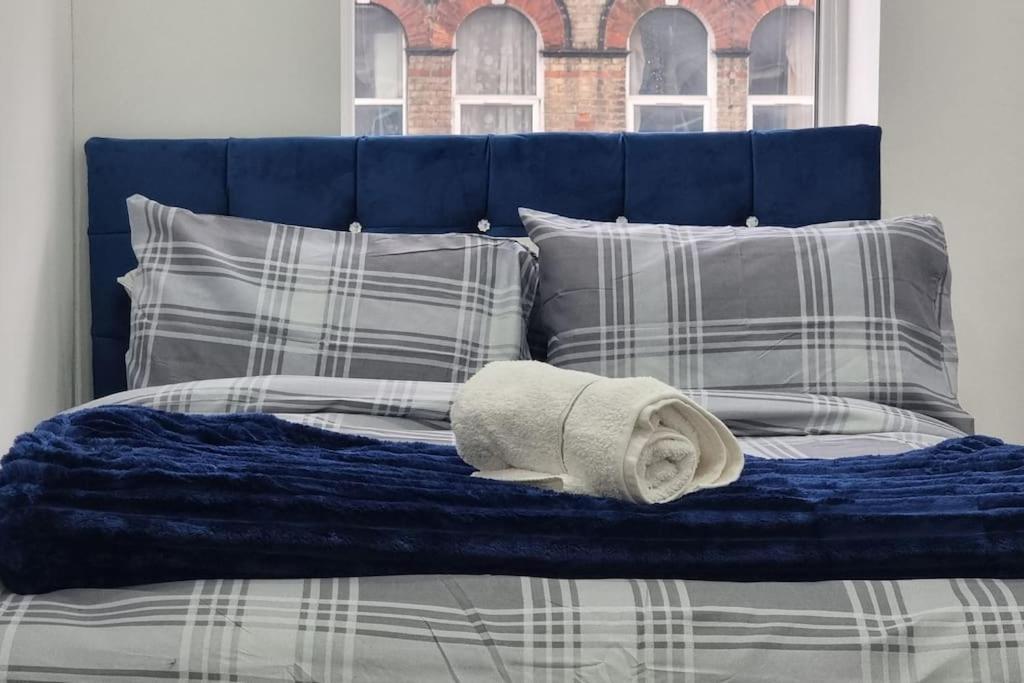 2 Bed Cosy Flat Close To Bus & Tube Station Londra Exterior foto