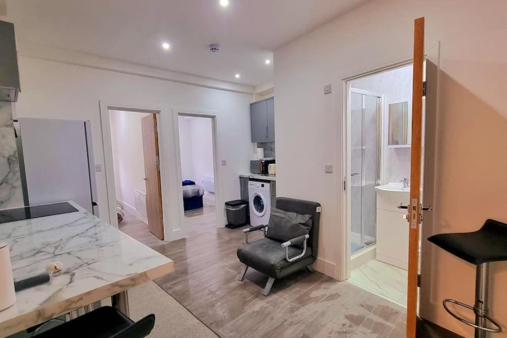 2 Bed Cosy Flat Close To Bus & Tube Station Londra Exterior foto